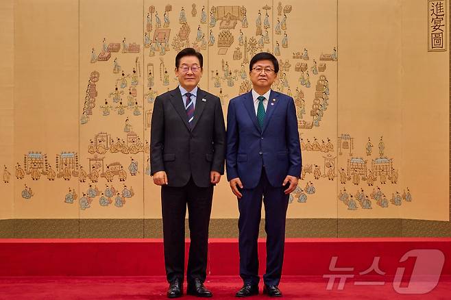 이재명 대통령이 15일 서울 용산 대통령실 청사에서 열린 임명장 수여식에서 최교진 교육부 장관에게 임명장을 수여한 후 기념촬영을 하고 있다. (대통령실 제공. 재판매 및 DB 금지) 2025.9.15/뉴스1 ⓒ News1 이재명 기자