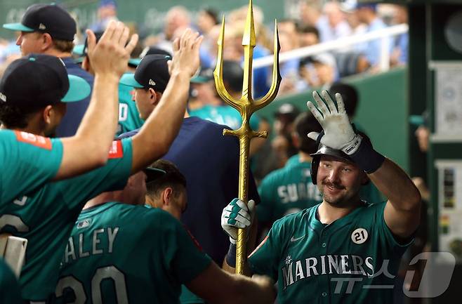 MLB 시애틀 칼 롤리가 홈런을 친 뒤 동료들과 기뻐하고 있다.ⓒ AFP=뉴스1