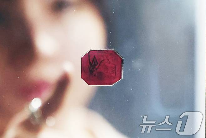 17일 서울 강서구 코엑스 마곡에서 열린 '세계우표전시회 필라코리아2025'에서 관람객이 세계에서 가장 희귀하고 값비싼 우표로 평가받는 '1센트 마젠타' 우표를 살펴보고 있다. 2025.9.17/뉴스1 ⓒ News1 김도우 기자