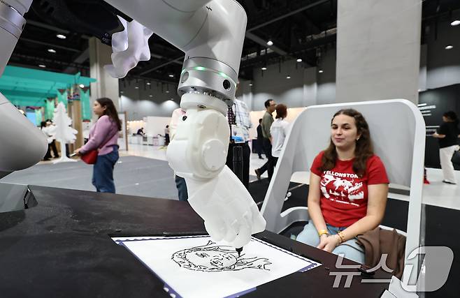 17일 서울 강서구 코엑스 마곡에서 열린 '세계우표전시회 필라코리아2025'에서 관람객이 로봇 드로잉 초상화 우표 체험을 하고 있다. 2025.9.17/뉴스1 ⓒ News1 김도우 기자