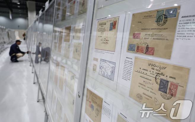 17일 서울 강서구 코엑스 마곡에서 열린 '세계우표전시회 필라코리아2025'에서 관람객들이 전시물을 살펴보고 있다. 2025.9.17/뉴스1 ⓒ News1 김도우 기자