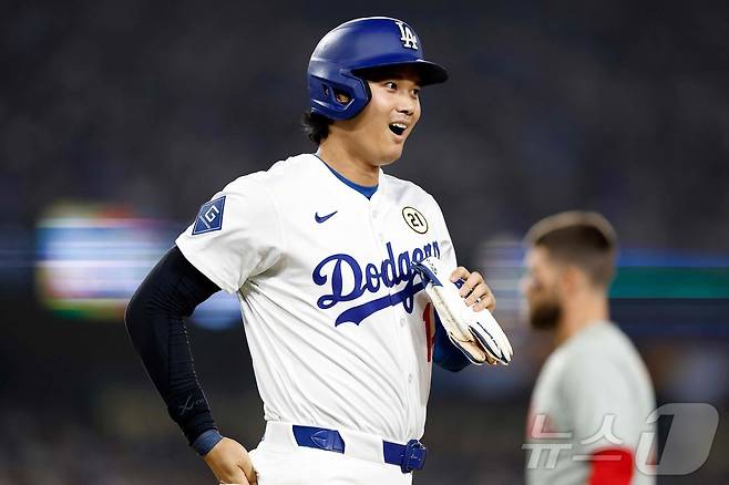 LA 다저스 오타니 쇼헤이는 17일(한국시간) 열린 2025 메이저리그 필라델피아 필리스와 홈 경기에 선발 등판해 5이닝 1볼넷 5탈삼진 무실점 호투를 펼쳤다. 타자로도 홈런을 터뜨려 2시즌 연속 50홈런을 달성했다. ⓒ AFP=뉴스1