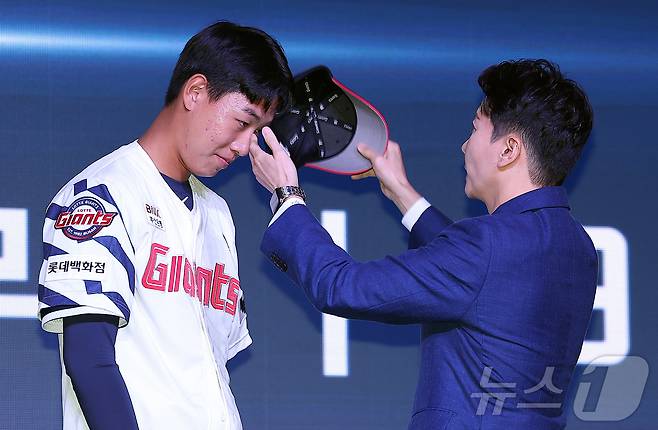 17일 오후 서울 송파구 롯데호텔 월드에서 열린 ‘2026 KBO 신인 드래프트’에서 1라운드 4순위로 롯데 자이언츠에 선발된 신동건이 모자를 쓰고 있다. 2025.9.17/뉴스1 ⓒ News1 김진환 기자