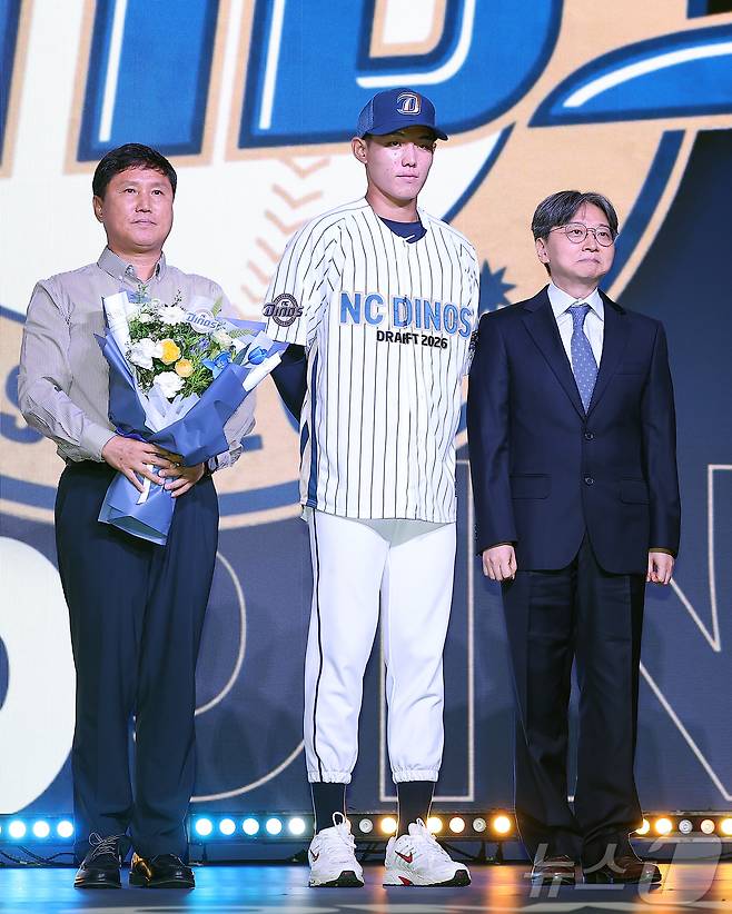 17일 오후 서울 송파구 롯데호텔 월드에서 열린 ‘2026 KBO 신인 드래프트’에서 1라운드 2순위로 NC 다이노스에 선발된 신재인이 기념 촬영을 하고 있다. 2025.9.17/뉴스1 ⓒ News1 김진환 기자