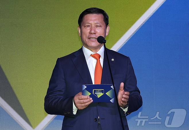 허구연 KBO 총재가 17일 오후 서울 송파구 롯데호텔 월드에서 열린 ‘2026 KBO 신인 드래프트’에서 인사말을 하고 있다. 2025.9.17/뉴스1 ⓒ News1 김진환 기자