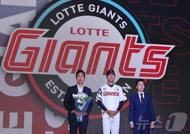 17일 오후 서울 송파구 롯데호텔 월드에서 열린 ‘2026 KBO 신인 드래프트’에서 1라운드 4순위로 롯데 자이언츠에 선발된 신동건이 이버지와 함께 기념 촬영을 하고 있다. 2025.9.17/뉴스1 ⓒ News1 김진환 기자