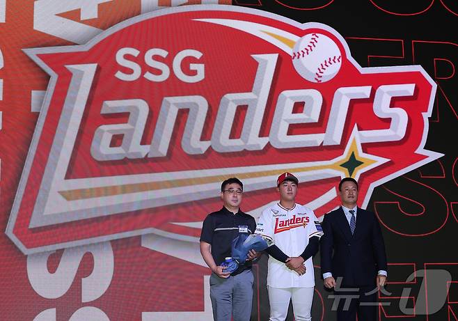 17일 오후 서울 송파구 롯데호텔 월드에서 열린 ‘2026 KBO 신인 드래프트’에서 1라운드 5순위로 SSG 랜더스에 선발된 김민준이 아버지와 기념 촬영을 하고 있다. 2025.9.17/뉴스1 ⓒ News1 김진환 기자