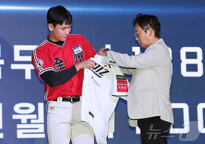 17일 오후 서울 송파구 롯데호텔 월드에서 열린 ‘2026 KBO 신인 드래프트’에서 1라운드 6순위로 kt 위즈에 선발된 박지훈이 유니폼을 착용하고 있다. 2025.9.17/뉴스1 ⓒ News1 김진환 기자