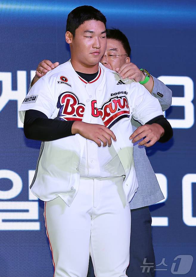 17일 오후 서울 송파구 롯데호텔 월드에서 열린 ‘2026 KBO 신인 드래프트’에서 1라운드 7순위로 두산 베어스에 선발된 김주오가 유니폼을 착용하고 있다. 2025.9.17/뉴스1 ⓒ News1 김진환 기자