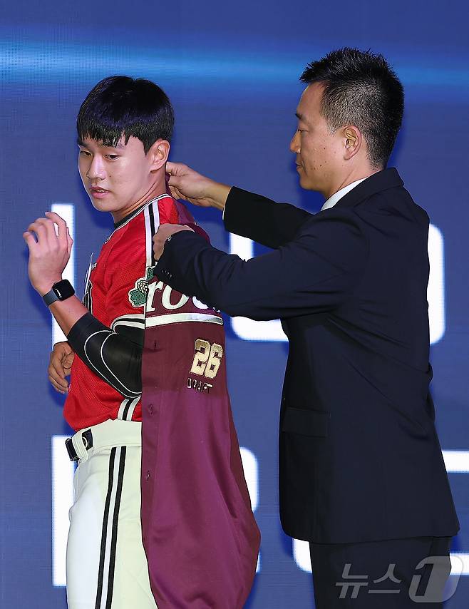 17일 오후 서울 송파구 롯데호텔 월드에서 열린 ‘2026 KBO 신인 드래프트’에서 1라운드 10순위로 키움 히어로즈에 선발된 박한결이 유니폼을 착용하고 있다. 2025.9.17/뉴스1 ⓒ News1 김진환 기자