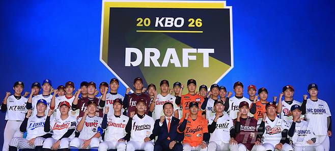 17일 오후 서울 송파구 롯데호텔 월드에서 열린 ‘2026 KBO 신인 드래프트’에서 10개 구단에 지명된 선수들이 허구연 KBO 총재와 기념 촬영을 하고 있다. 2025.9.17/뉴스1 ⓒ News1 김진환 기자