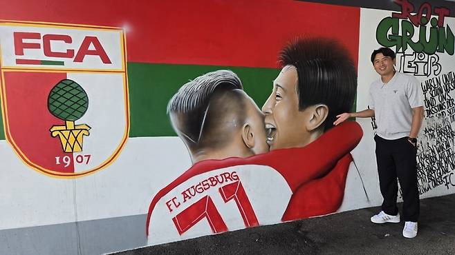 구자철 제주SK 유스 어드바이저가 최근 독일 출장길에 선수 시절 전성기를 보낸 아우크스부르크 WWK아레나에 놓인 자신의 벽화 앞에서 포즈를 하고 있다. 사진 | 제주SK