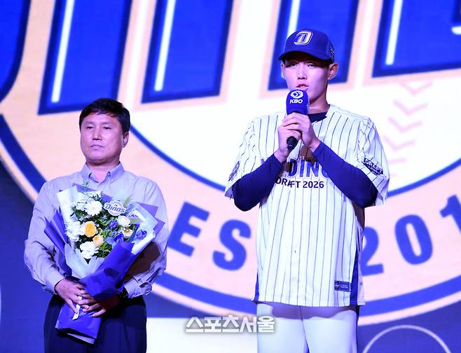 유신고 신재인이 17일 서울 송파구 롯데호텔 월드에서 열린 2026 KBO 리그 신인드래프트에서 소감을 밝히고 있다. 최승섭기자 thunder@sportsseoul.com