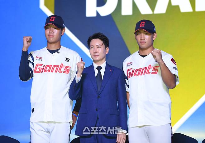 17일 서울 송파구 롯데호텔 월드에서 열린 2026 KBO 리그 신인드래프트에서 롯데에 지명된 동산고 신동건(왼쪽), 덕수고 김화중이 기념촬영을 하고 있다. 사진 | 최승섭기자 thunder@sportsseoul.com