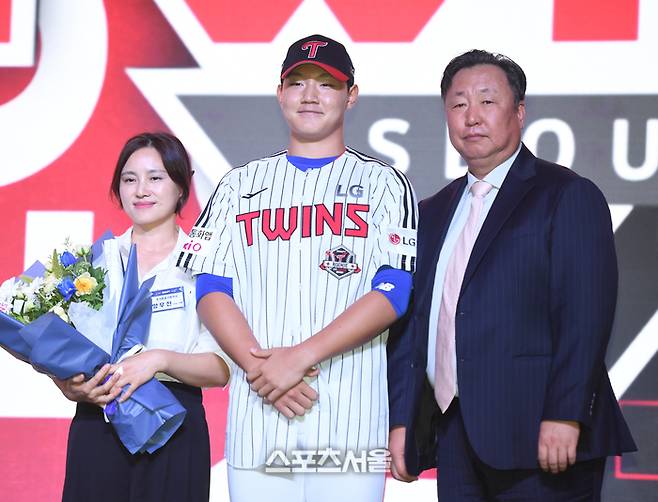 경기항공고 양우진이 17일 서울 송파구 롯데호텔 월드에서 열린 2026 KBO 리그 신인드래프트에서 LG에 지명된 후 기념촬영을 하고 있다. 최승섭기자 thunder@sportsseoul.com