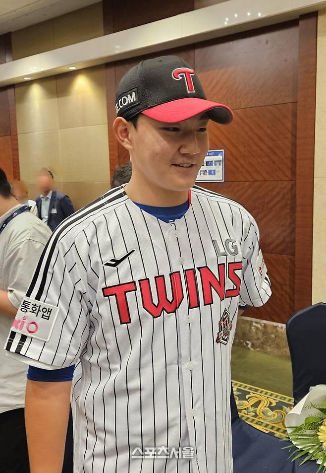 LG에 입단한 양우진이 17일 서울 롯데호텔월드에서 열린 2026 KBO 신인 드래프트 후 취재진과 만나 인터뷰에 응하고 있다. 강윤식 기자 skywalker@sportsseoul.com