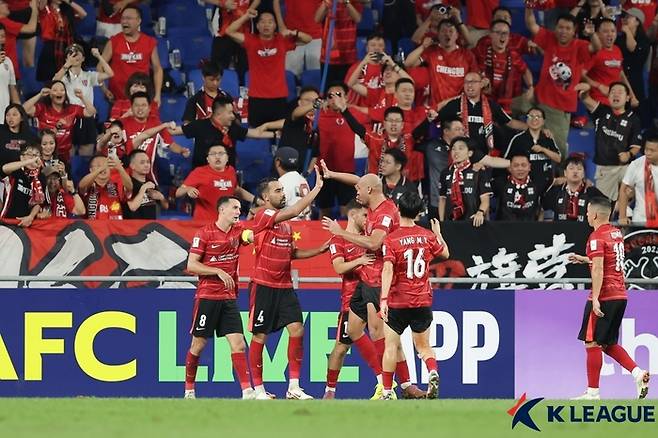 청두 선수들이 울산전에서 선제골을 넣고 기쁨을 나누고 있다. 사진 | 한국프로축구연맹