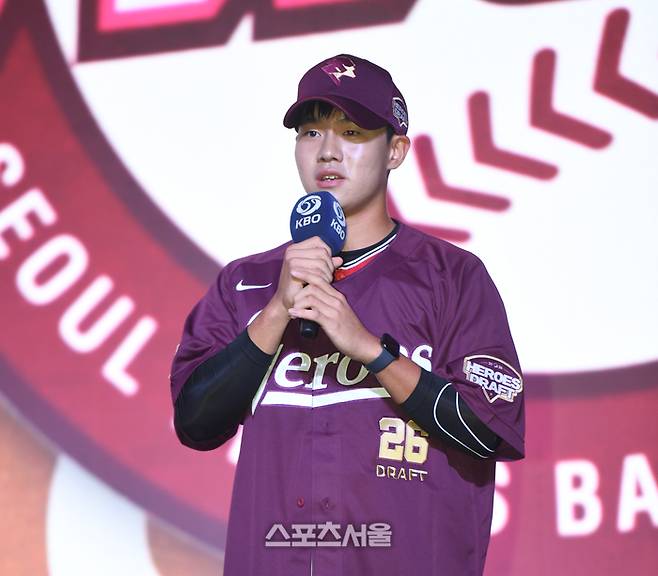 전주고 박한결이 17일 서울 송파구 롯데호텔 월드에서 열린 2026 KBO 리그 신인드래프트에서 키움에 지명된 후 소감을 밝히고 있다. 최승섭기자 thunder@sportsseoul.com