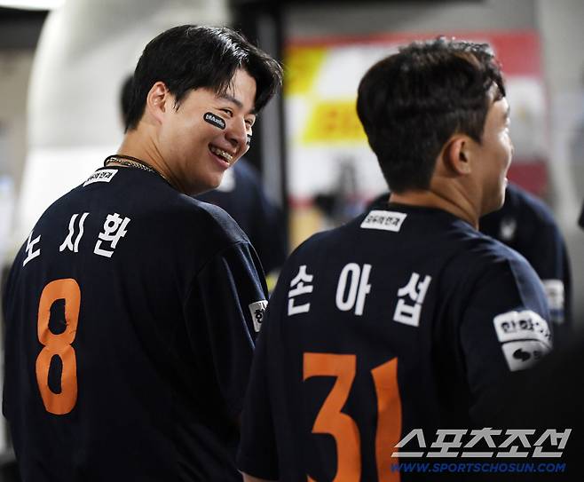 16일 광주 기아 챔피언스필드에서 열린 한화-KIA전. 5회초 2사 1루 노시환이 투런포를 친 후 손아섭을 놀리고 있다. 광주=정재근 기자 cjg@sportschosun.com/2025.9.16/