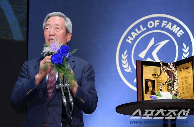 제 2회 K리그 명예의 전당 헌액식이 16일 서울 신문로 아산정책연구원에서 열렸다. 공헌자 부문에 선정된 정몽준 회장이 수상 소감을 말하고 있다. 신문로=박재만 기자 pjm@sportschosun.com/2025.09.15/