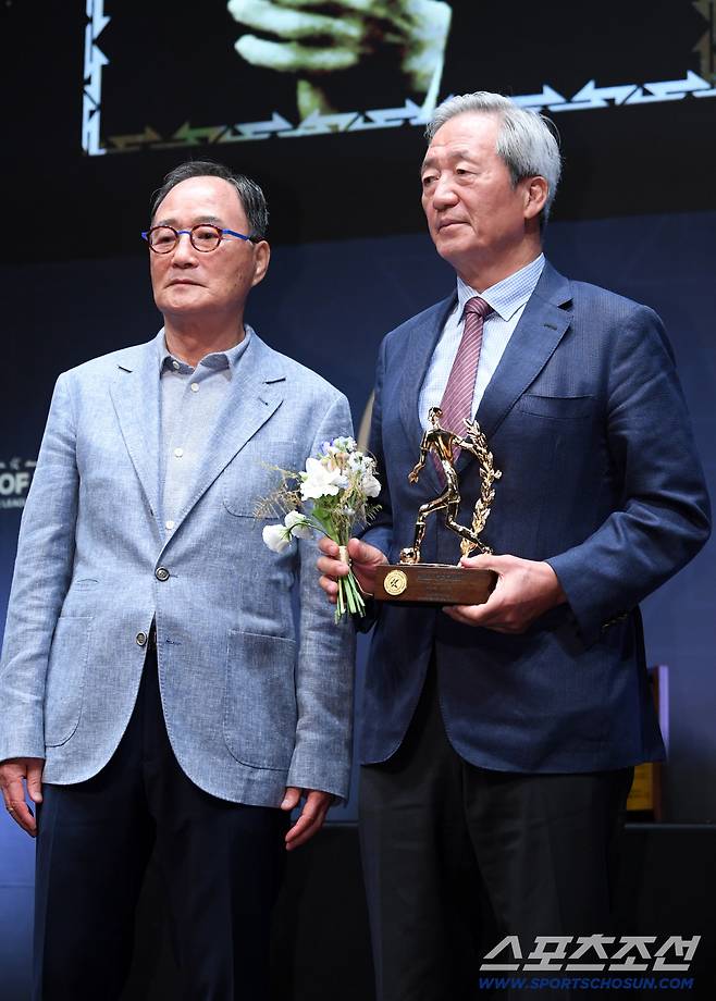 제 2회 K리그 명예의 전당 헌액식이 16일 서울 신문로 아산정책연구원에서 열렸다. 공헌자 부문에 선정된 정몽준 회장이 김호곤 이사장과 기념촬영을 하고 있다. 신문로=박재만 기자 pjm@sportschosun.com/2025.09.15/