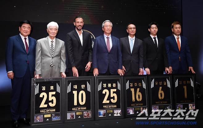 제2회 K리그 명예의 전당 헌액식이 16일 서울 신문로 아산정책연구원에서 열렸다. 명예의 전당에 헌액된 김호 감독, 데얀, 김주성, 고(故) 유상철 감독 아들 유선우 군, 김병지가 기념촬영을 하고 있다. 신문로=박재만 기자 pjm@sportschosun.com/2025.09.15/