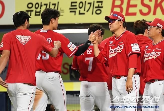 11일 대구 라이온즈파크에서 열린 삼성 라이온즈와 SSG 랜더스의 경기. SSG 이숭용 감독과 류효승이 승리한 뒤 기뻐하고 있다. 대구=박재만 기자 pjm@sportschosun.com/2025.09.11/