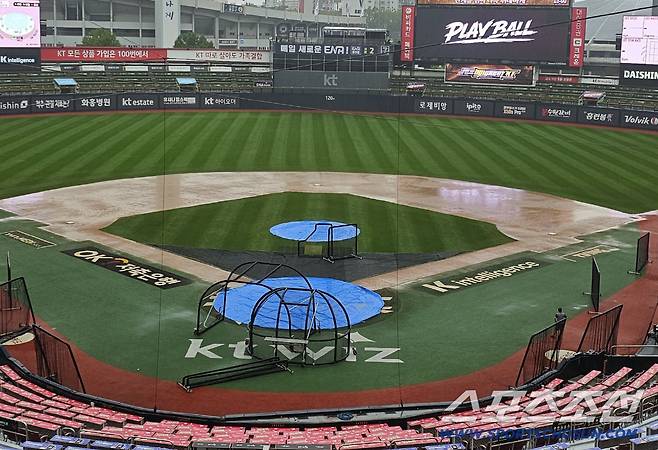 17일 수원 KT위즈파크에 갑작스런 폭우로 그라운드가 물바다가 됐다. 수원=권인하 기자