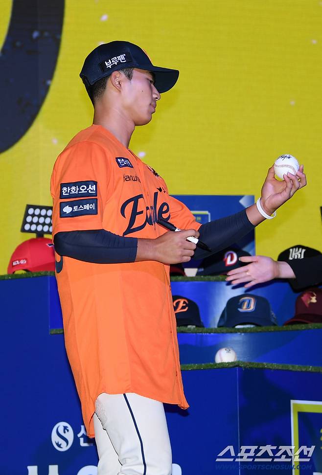 2026 KBO 신인 드래프트가 17일 서울 롯데호텔월드에서 열렸다. 한화에 1라운드 지명된 유신고 오재원이 기념촬영을 하고 있다. 잠실=박재만 기자 pjm@sportschosun.com/2025.09.17/