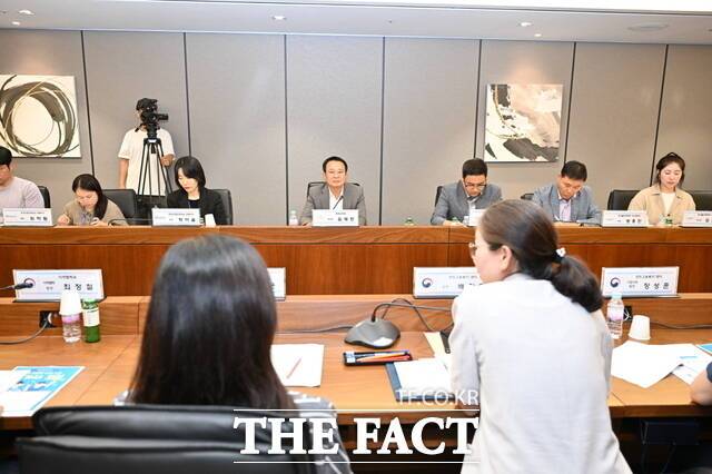 16일 완주군의회 김재천 부의장이 '자동차업종 중소기업 고용안정을 위한 통합 기업지원TF' 간담회에 참석해 고용노동부 전주지청, 전북도 등과 정기적인 정보 공유와 협력체계 강화를 통해 고용위기 극복에 공동 대응해 나가기로 했다. /완주군의회