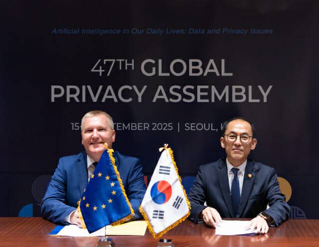 : 고학수 개인정보보호위원회 위원장(오른쪽)이 16일 서울 용산구 그랜드 하얏트 서울에서 열린 '글로벌 프라이버시 총회(GPA)'에서 EU 민주주의•사법•법치 및 소비자 보호 담당 마이클 맥그라스 집행위원과  한-EU 상호 동등성 인정 발표문을 공개했다.