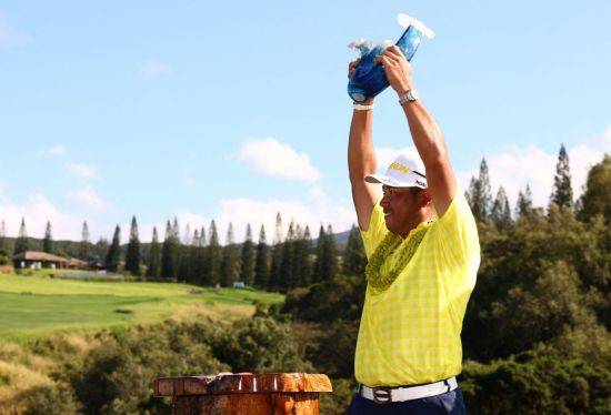 마쓰야마 히데키가 올해 PGA 투어 개막전 더 센트리 우승 직후 트로피를 들고 기뻐하고 있다. AFP연합뉴스