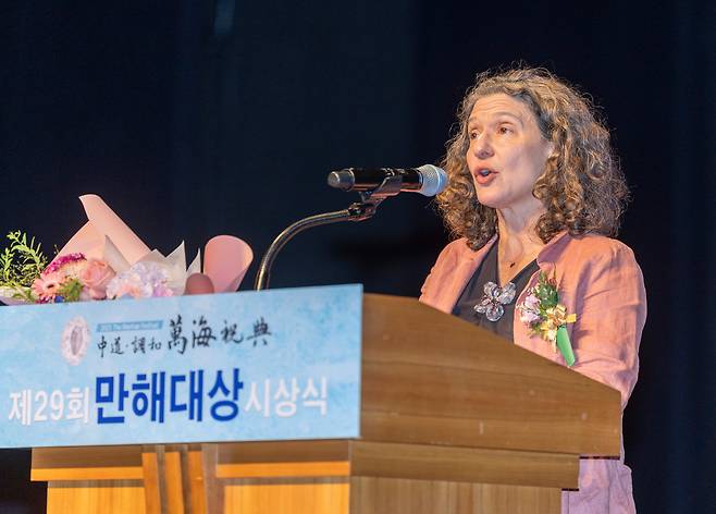 제 29회 만해대상 시상식에서 문예대상 수상자 다프나 주르 교수가 소감을 말하고 있다. 주르 교수는 "한국어마을 '숲속의 호수'를 통해 평생 한국어를 쓰고, 한국 문화를 즐길 친한파를 키우고 있다"고 말했다. /김지호 기자