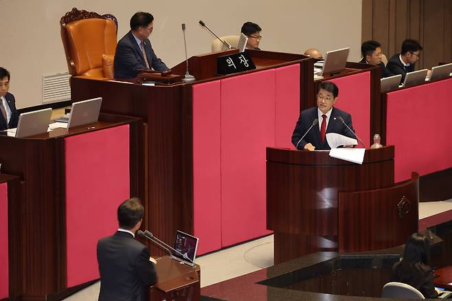 배준영 국민의힘 의원이 16일 오전 서울 여의도 국회에서 열린 본회의에서 김민석 국무총리에게 대정부 질문을 하고 있다. /뉴시스
