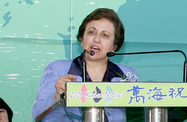 2009년 만해평화대상 수상자 시린 에바디 여사가 열정적으로 수상 소감을 말하고 있다. /조선일보DB