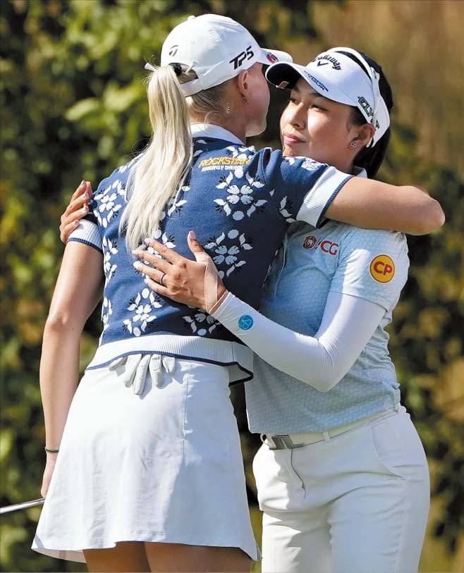 15일 지노 티띠꾼(오른쪽)이 18번홀 그린에서 우승자 찰리 헐과 포옹하고 있다. 이 홀에서 4퍼트로 역전패한 티띠꾼의 표정이 굳어 있다./AFP 연합뉴스