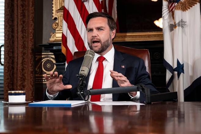 JD 밴스 미국 부통령이 15일 워싱턴D.C 백악관에서 '찰리 커크 쇼' 팟캐스트를 진행하고 있다./로이터 연합뉴스