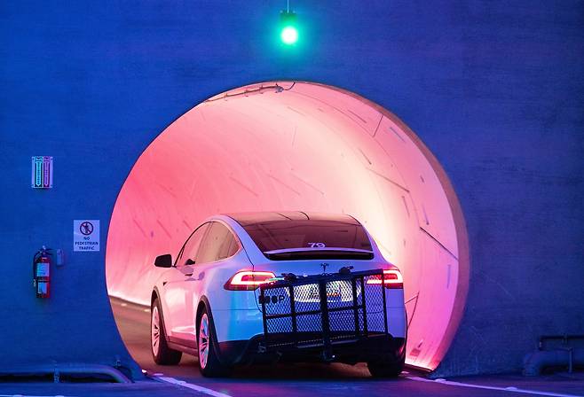 2024년 1월 CES 행사를 앞두고 한 차량이 베가스 루프를 이용하고 있다. /뉴스1