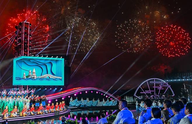 지난 12일 중국 후베이성 우한에서 열린 2025 양쯔강 문화예술 시즌 개막식에서 사람들이 공연을 관람하고 있다. /신화연합뉴스