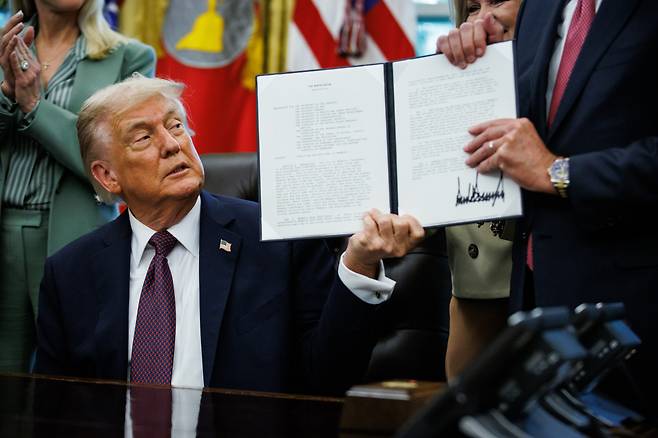 도널드 트럼프 미국 대통령이 2025년 9월 15일 백악관에서 대통령 각서에 서명하고 있다. /연합뉴스