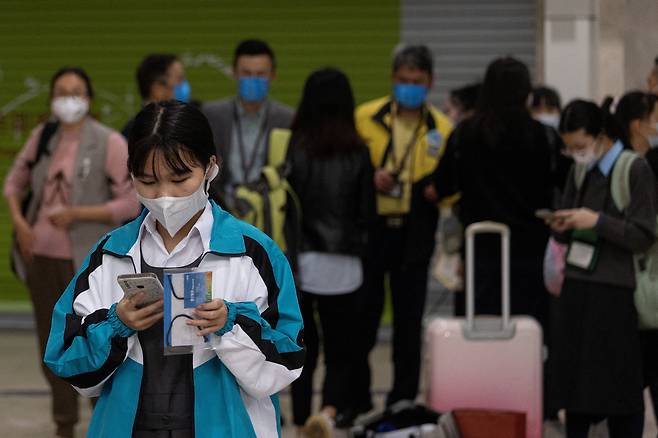 중국이 팬데믹 이후 홍콩과 마카오로 국경 여행을 완전히 재개한 첫날, 학생들이 단체로 중국에서 홍콩과 마카오로 넘어가는 로우 검문소에서 순서를 기다리고 있다. /연합뉴스