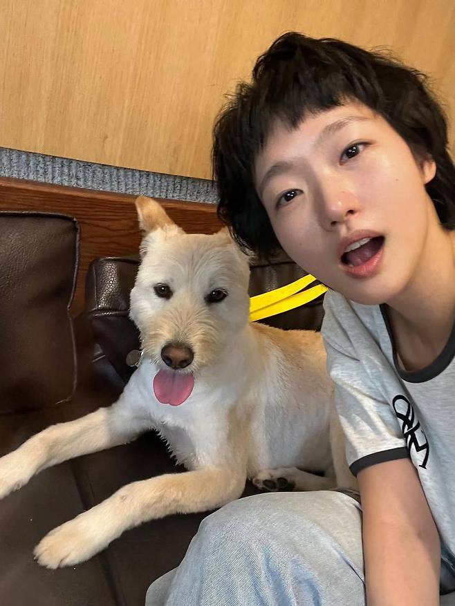 김고은은 링거티와 숏컷을 완벽하게 소화했다. 인스타그램 @ggonekim