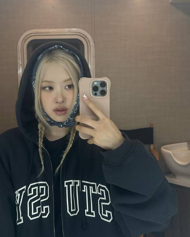 후디에 스카프를 둘러 포인트를 준 로제 인스타그램 @roses_are_rosie