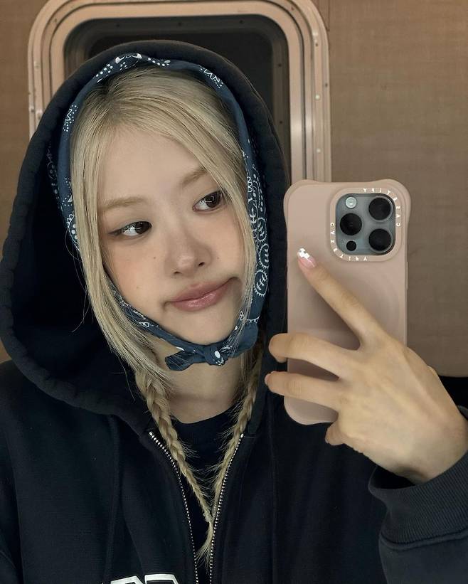 후디에 스카프를 둘러 포인트를 준 로제 인스타그램 @roses_are_rosie