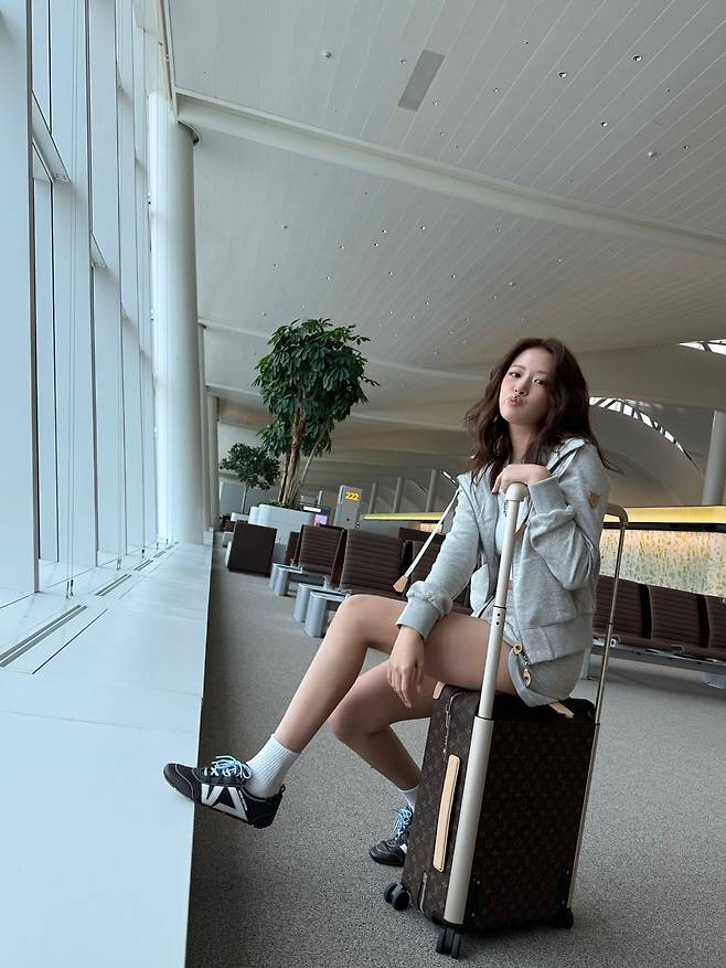 숏기장의 후드집업, 팬츠 셋업을 소화한 안유진 인스타그램 @_yujin_an