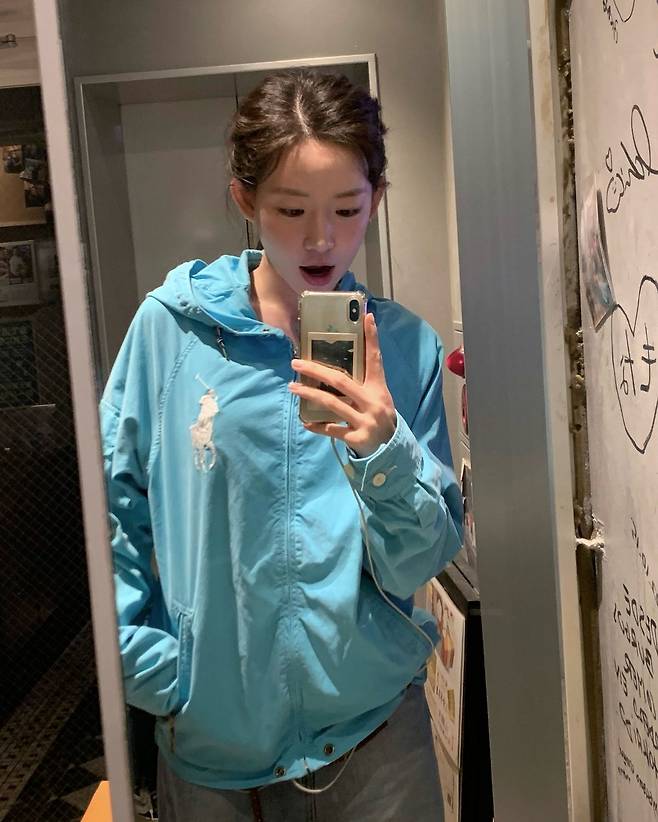 바람막이 재질의 후드집업으로 경쾌한 룩을 연출한 최윤지 인스타그램 @yoonjiiii