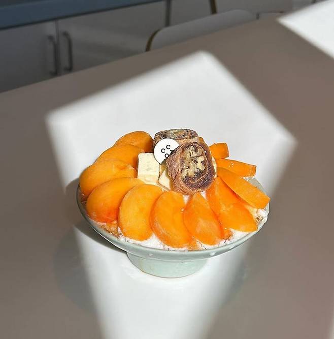 담장옆에국화꽃의 대표 메뉴인 팥바팥빙수와 홍시빙수. 인스타그램 @ccot_insa