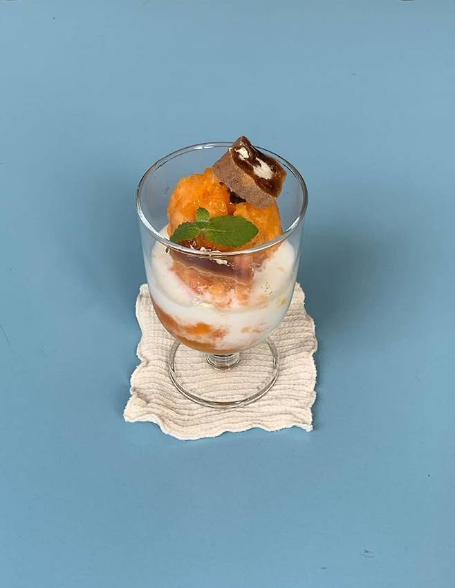 필리커피의 아이스홍시, 그리고 필리커피의 지킴이 포포. 인스타그램 @fillycoffee.seoul