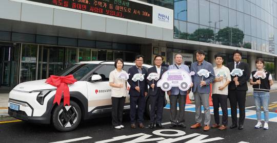 삼성전자 천안온양캠퍼스가 17일 천안시 사회복지기관에 친환경차량 1대를 전달했다. 충남사랑의열매 제공