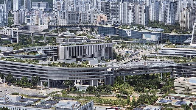 해양수산부 부산 이전이 확정된 가운데 정부가 법무부와 여성가족부의 세종시 이전을 위한 법률 개정을 적극 지원하겠다는 의사를 밝혔다. 연합뉴스